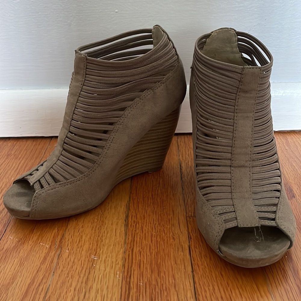 MIA Malibu Beige Strappy Wedge Sandals Women’s Size 6M - Picture 1 of 10